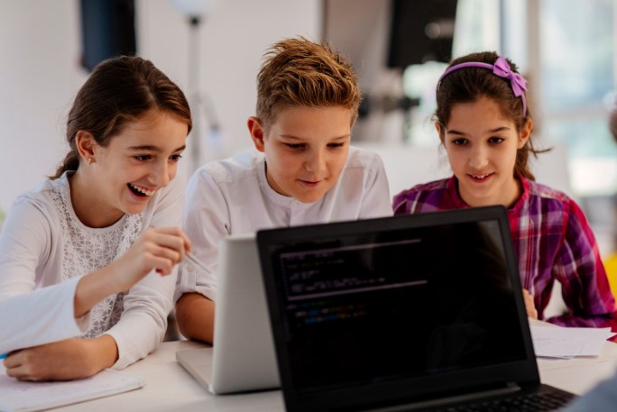 Нейросети для подростков: как AI помогает в учебе и творчестве